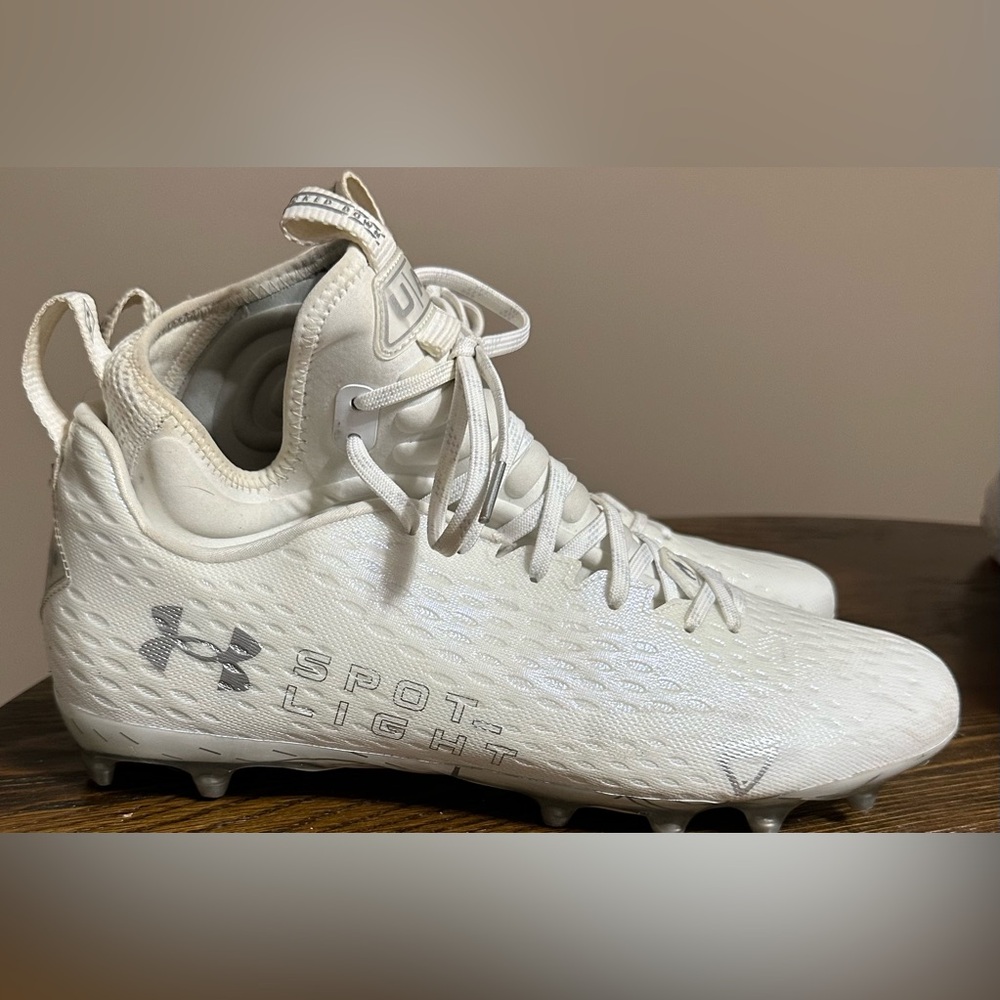Men’s Under Armour football cleats in white and silver excellent condition.